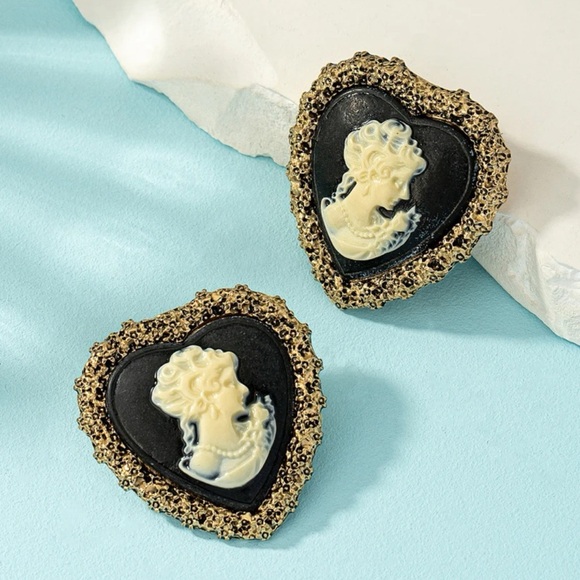 2/$30🌵 Vintage Style Cameo Gold Heart Earrings Victorian Baroque Boho Gift NEW - Picture 3 of 8